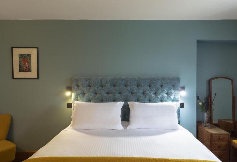 פונדק The Royal Oak Tetbury