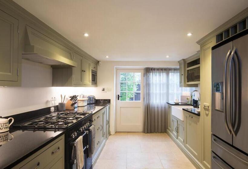 פונדק The Royal Oak Tetbury