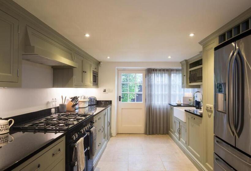 פונדק The Royal Oak Tetbury