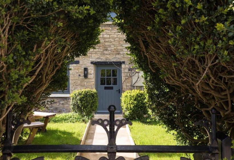 פונדק The Royal Oak Tetbury