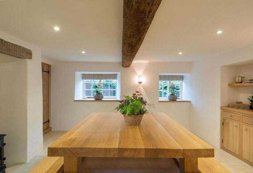 פונדק The Royal Oak Tetbury