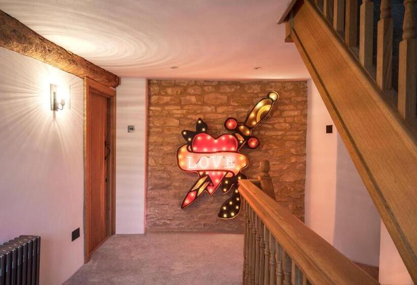 פונדק The Royal Oak Tetbury