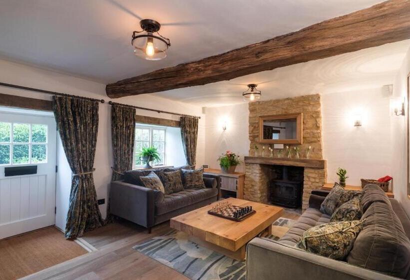 פונדק The Royal Oak Tetbury