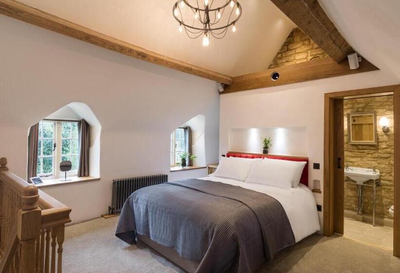 פונדק The Royal Oak Tetbury