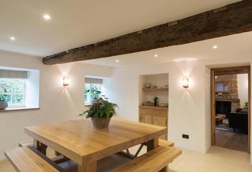 פונדק The Royal Oak Tetbury