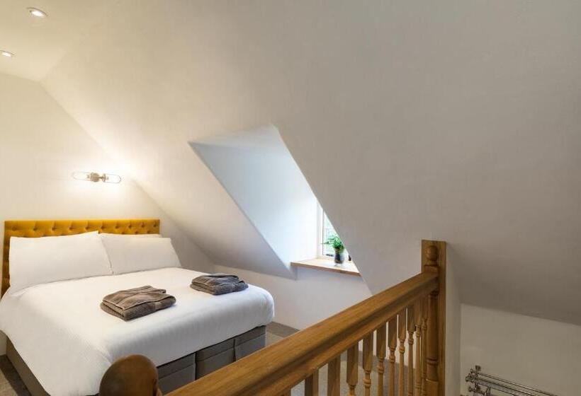 פונדק The Royal Oak Tetbury