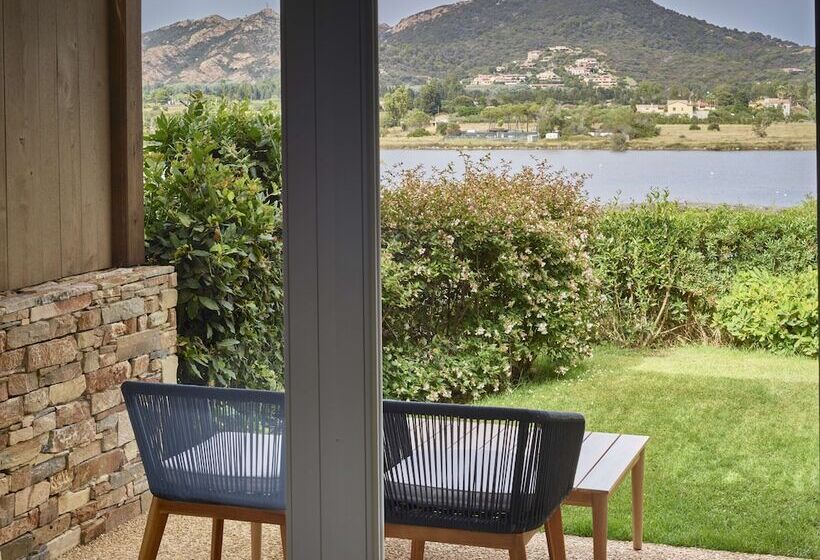 בית מלון כפרי Baia Di Chia Resort Sardinia, Curio Collection By Hilton
