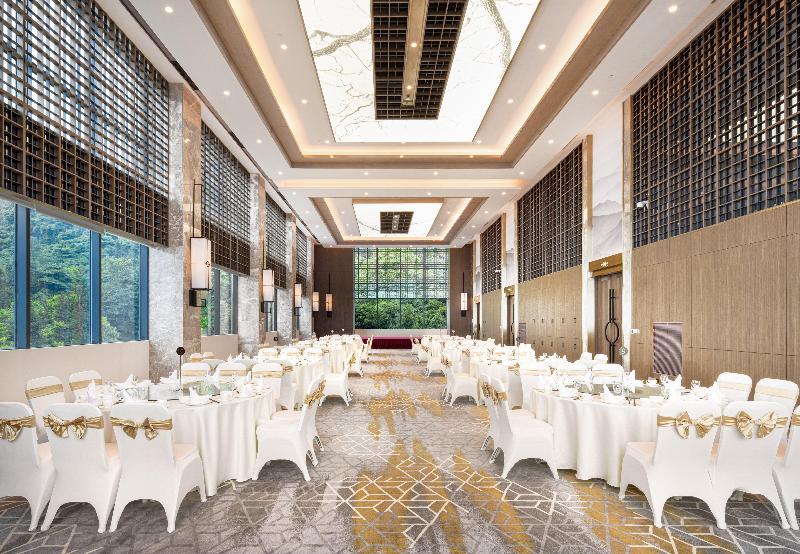 Отель Holiday Inn Resort Mengding Mountain By Ihg