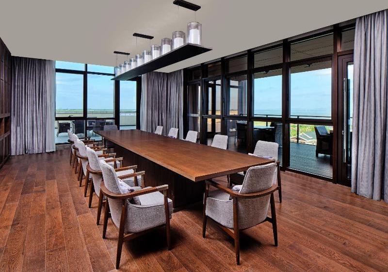 Отель Hualuxe Suzhou Bay Hot Spring Resort, An Ihg