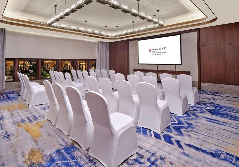 Отель Hualuxe Suzhou Bay Hot Spring Resort, An Ihg