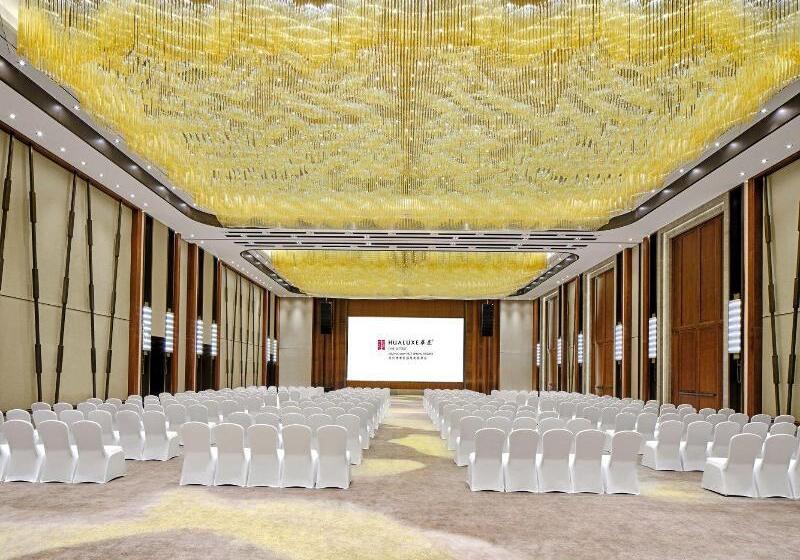 Отель Hualuxe Suzhou Bay Hot Spring Resort, An Ihg