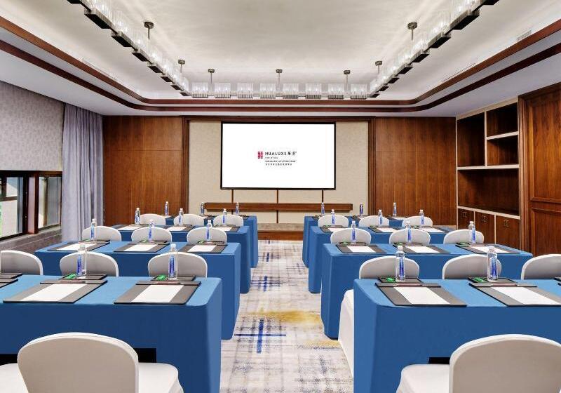 Отель Hualuxe Suzhou Bay Hot Spring Resort, An Ihg