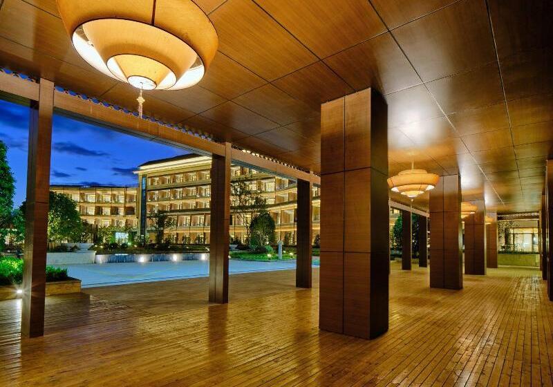 Отель Hualuxe Suzhou Bay Hot Spring Resort, An Ihg