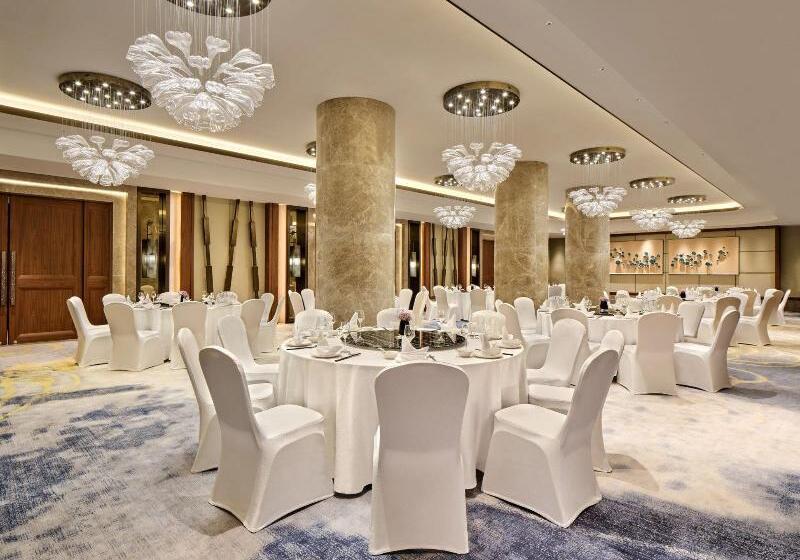 Отель Hualuxe Suzhou Bay Hot Spring Resort, An Ihg