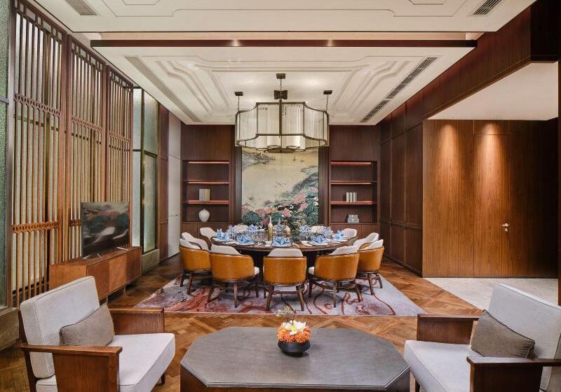 Отель Hualuxe Suzhou Bay Hot Spring Resort, An Ihg