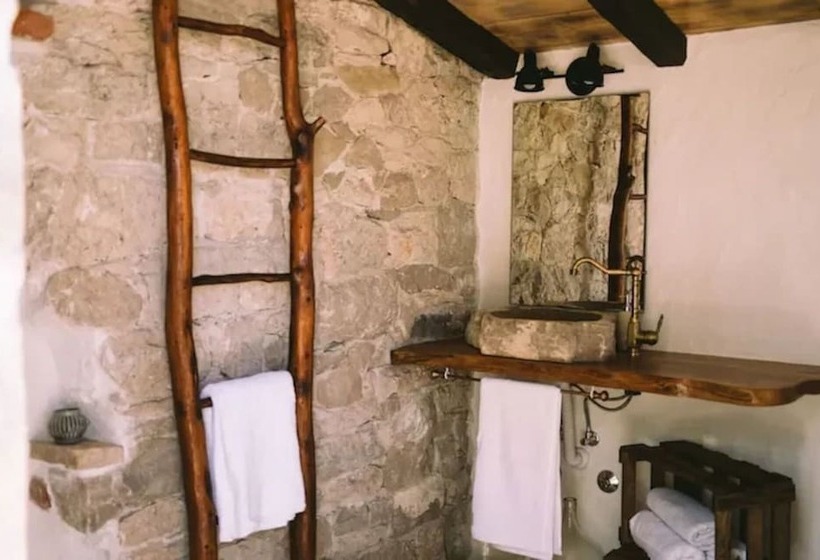 Lovely Cottage With Sea Views In Selca, Croatia