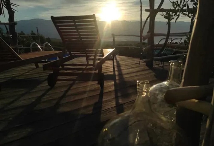 Lovely Cottage With Sea Views In Selca, Croatia