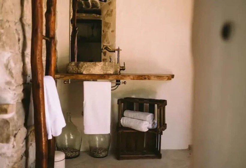 Lovely Cottage With Sea Views In Selca, Croatia
