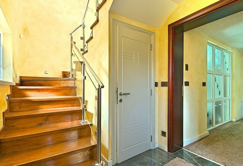 Luxury Villa With Private Pool & Sea View Near City Center Of Poreč