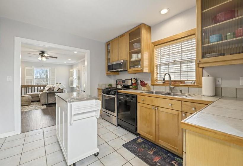 Park Place Cottage  Downtown Fayetteville  Walk Everywhere!