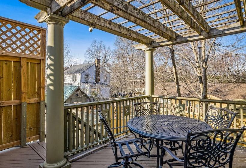 Park Place Cottage  Downtown Fayetteville  Walk Everywhere!