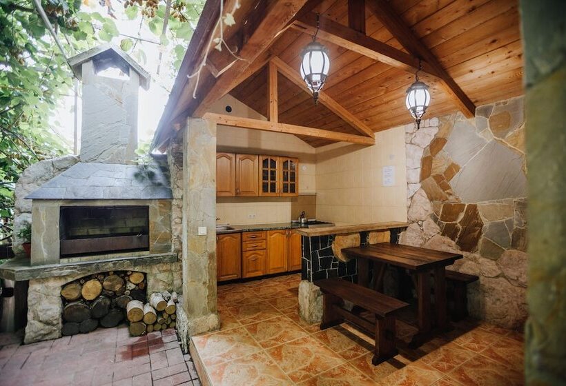 پانسیون Laura Guest House