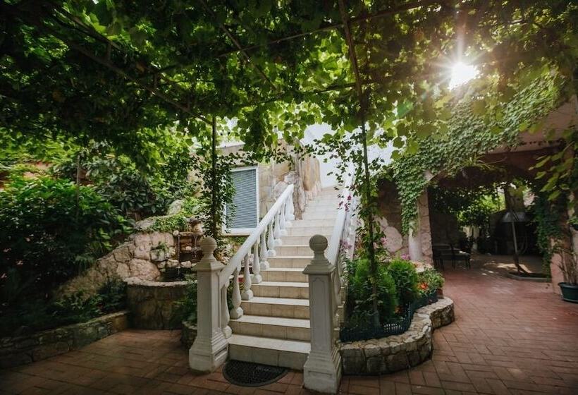 پانسیون Laura Guest House