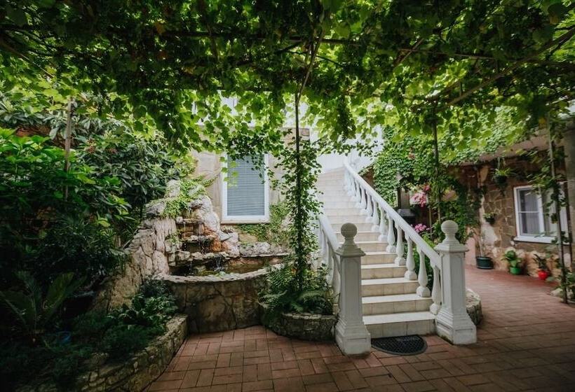 پانسیون Laura Guest House