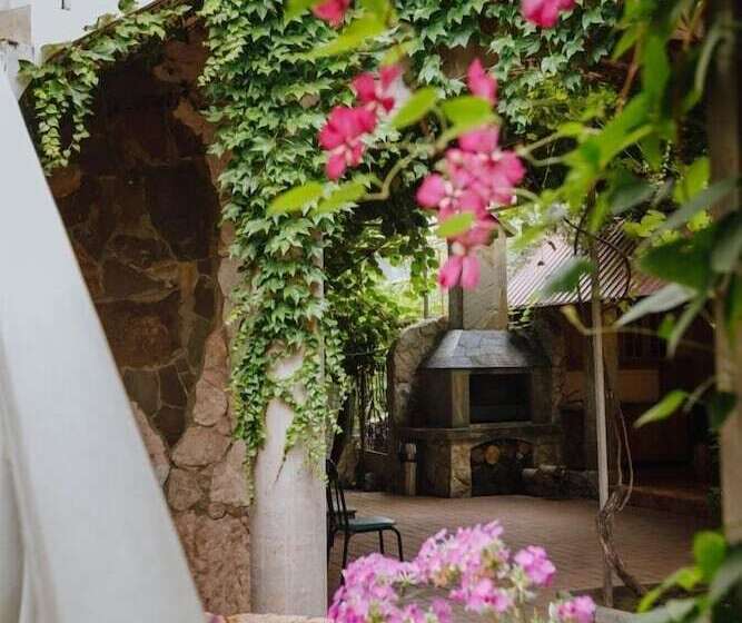 پانسیون Laura Guest House