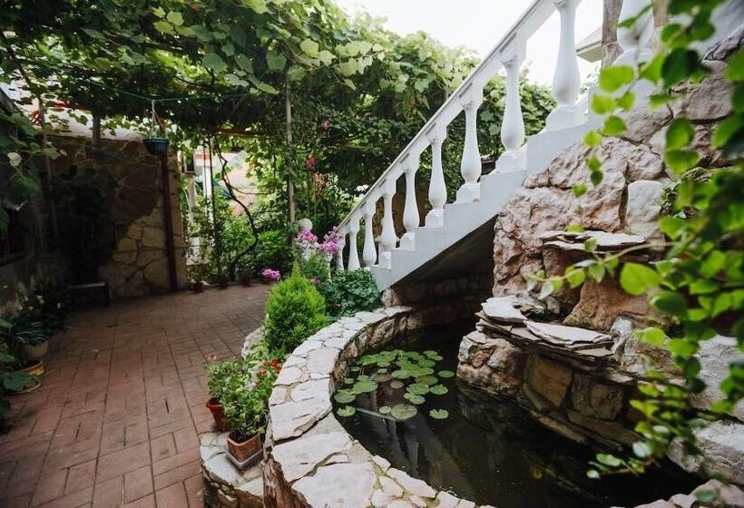 پانسیون Laura Guest House