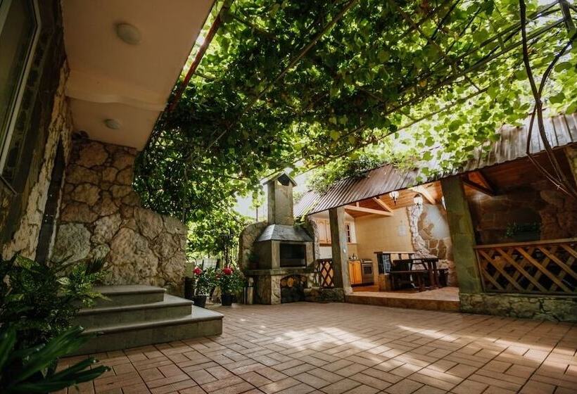 پانسیون Laura Guest House