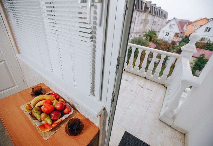 پانسیون Laura Guest House