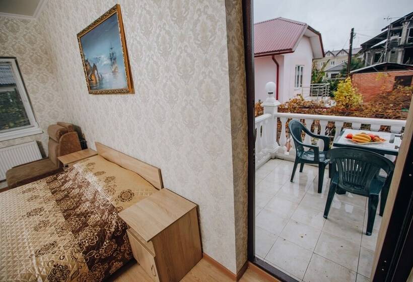 پانسیون Laura Guest House