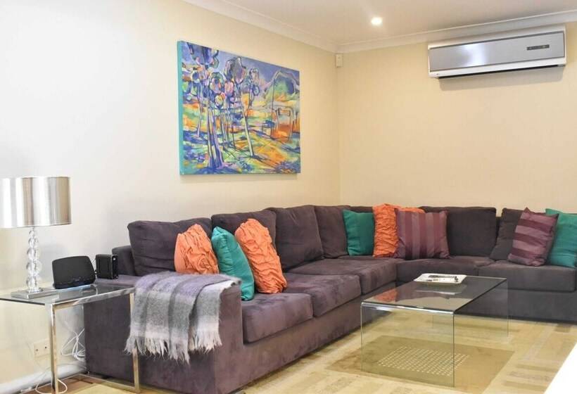 Professionally Cleaned 2bdr Villa, Great Location