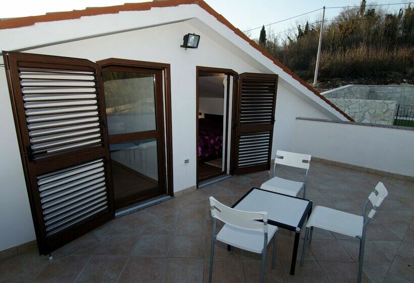 Relaxing Villa With Pool And Garden For Six Persons In Central Istria