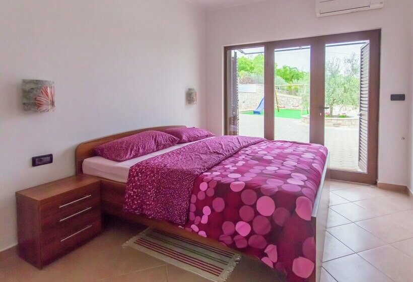 Relaxing Villa With Pool And Garden For Six Persons In Central Istria