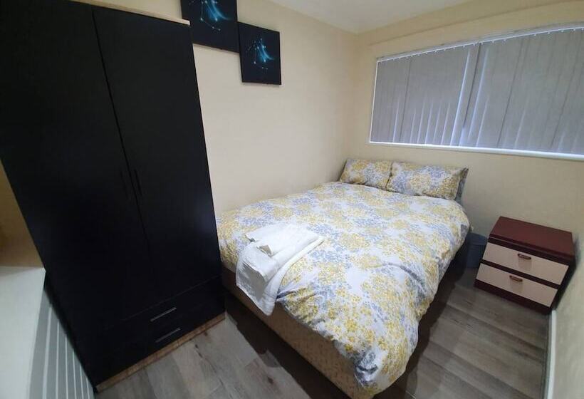 Резиденция Lovely 5 Bed House In Essex