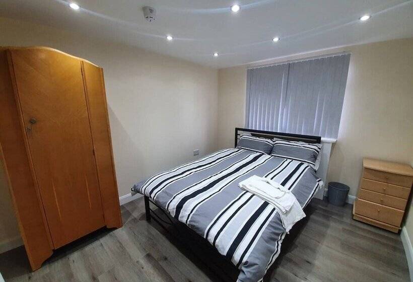 Резиденция Lovely 5 Bed House In Essex