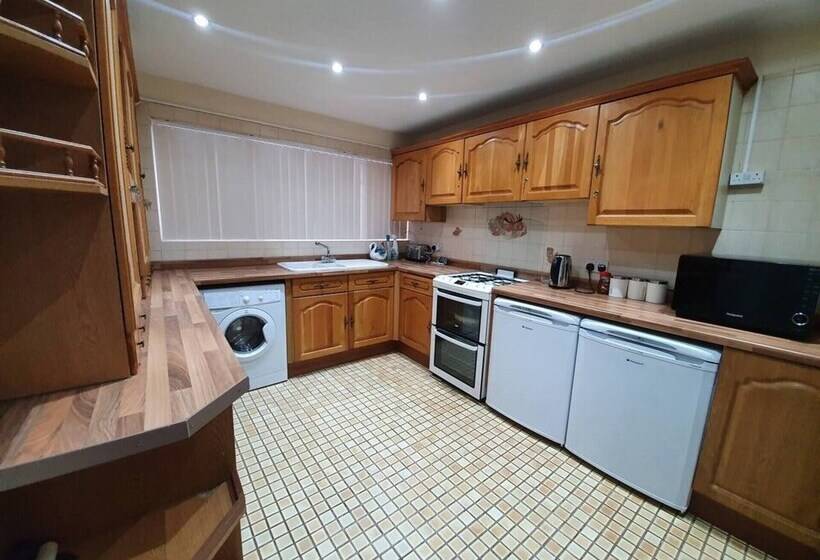 Резиденция Lovely 5 Bed House In Essex