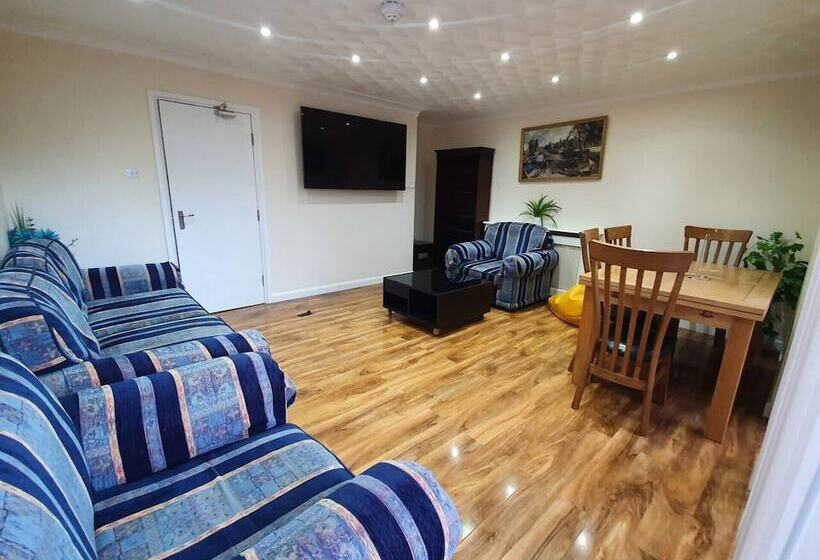 Резиденция Lovely 5 Bed House In Essex