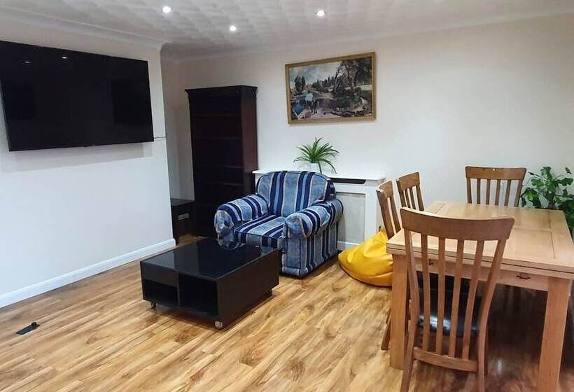 Резиденция Lovely 5 Bed House In Essex