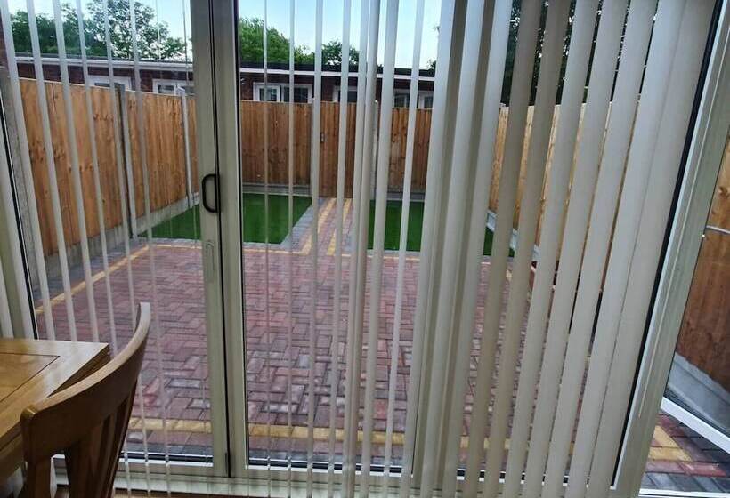 Резиденция Lovely 5 Bed House In Essex