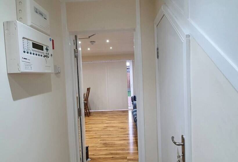 Резиденция Lovely 5 Bed House In Essex