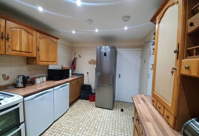 Резиденция Lovely 5 Bed House In Essex