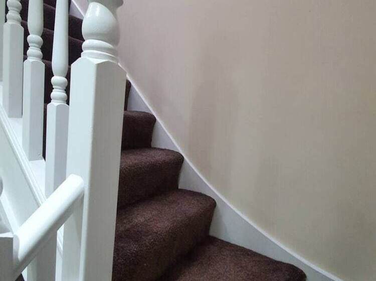 Резиденция Lovely 5 Bed House In Essex