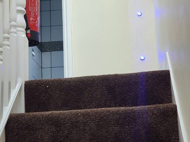 Резиденция Lovely 5 Bed House In Essex