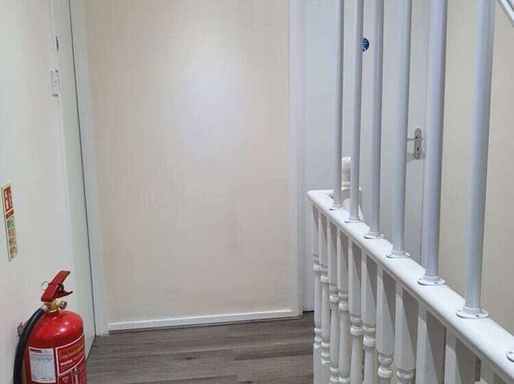 Резиденция Lovely 5 Bed House In Essex