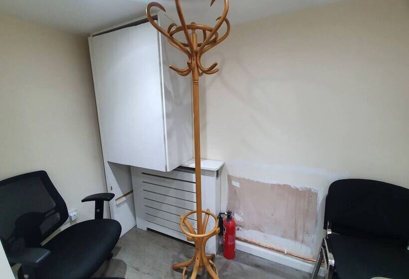 Резиденция Lovely 5 Bed House In Essex