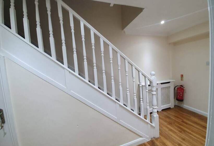 Резиденция Lovely 5 Bed House In Essex