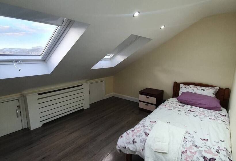 Резиденция Lovely 5 Bed House In Essex